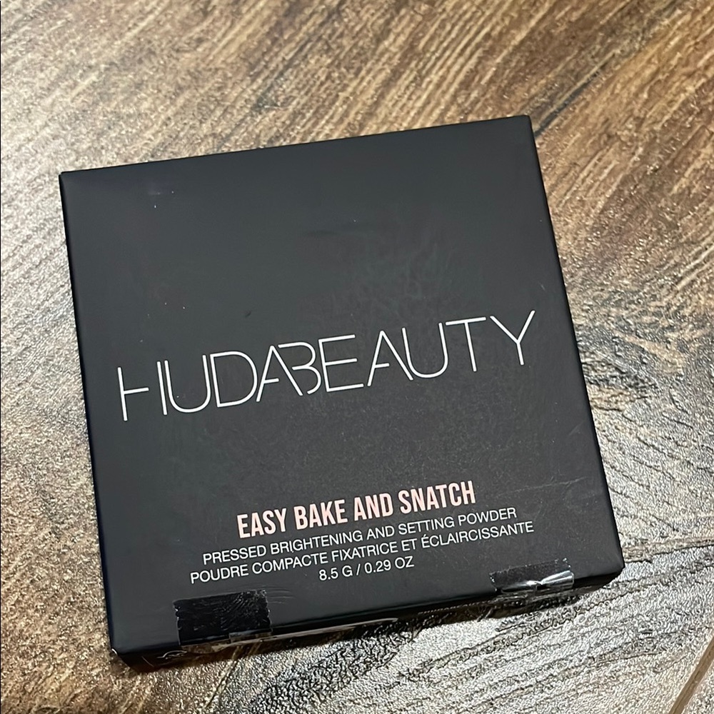HUDA BEAUTY Easy Bake And Snatch Setting Powder